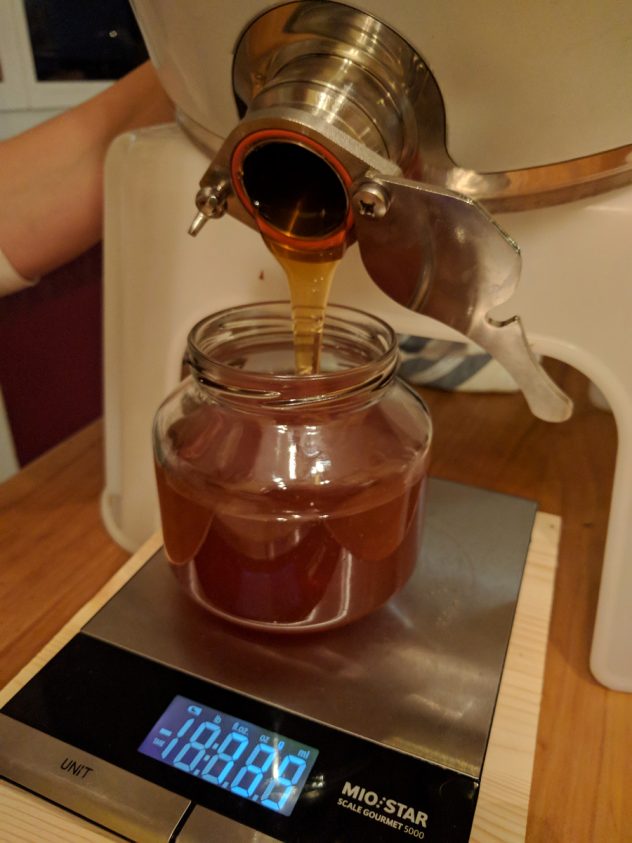 Honigernte: Honig abfüllen
